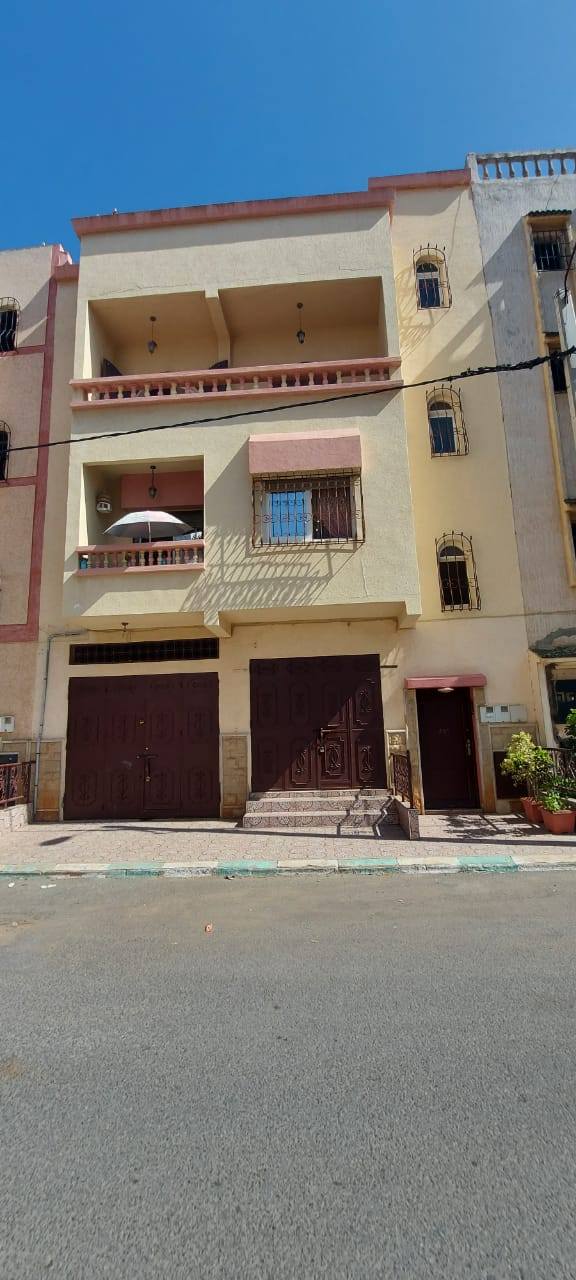  R+2  une maison R+2 à vendre.