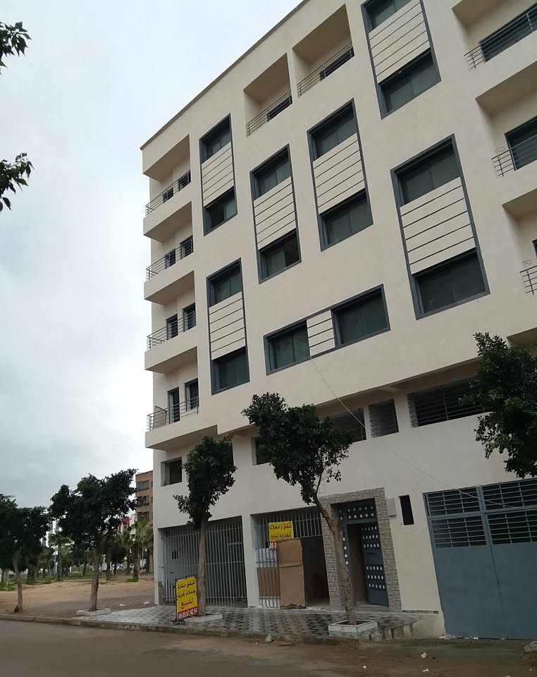 شقق ممتازة ومحلات تجارية للبيع ثمن جدا مناسب ابتداء من 6000 درهم المتر 