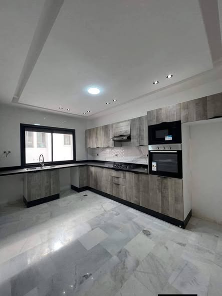 شقة فاخرة للبيع 117 متر موقع رائع قريبة لمقهى لونيكا طريق عين شقف