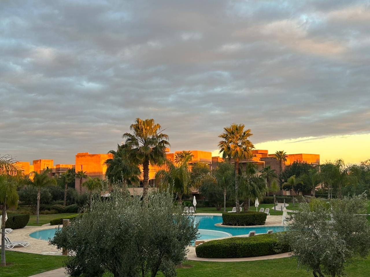 Prestigia OPALE – Location longue durée  Appartement situé au 1er étage avec vue piscine et balcon avec vue dégagée.